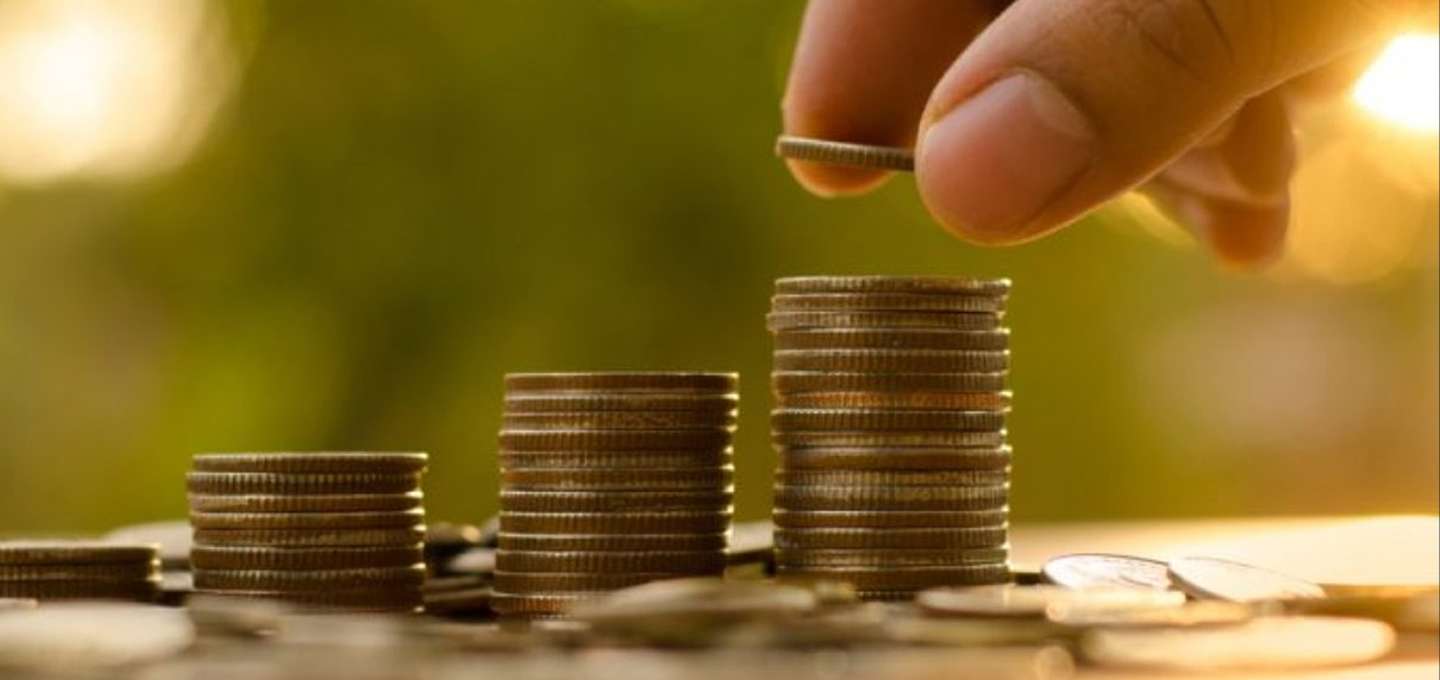 Persona con dinero acumulado